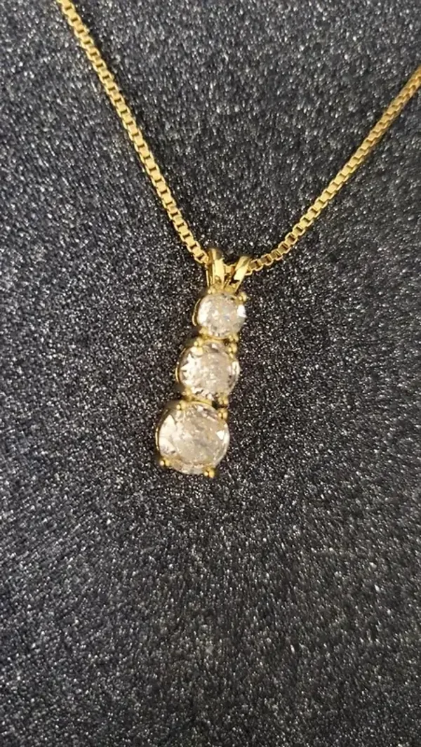 Collier Doré Pendentif "Trilogie" - 3 Pierres Scintillantes couleur Or 18k