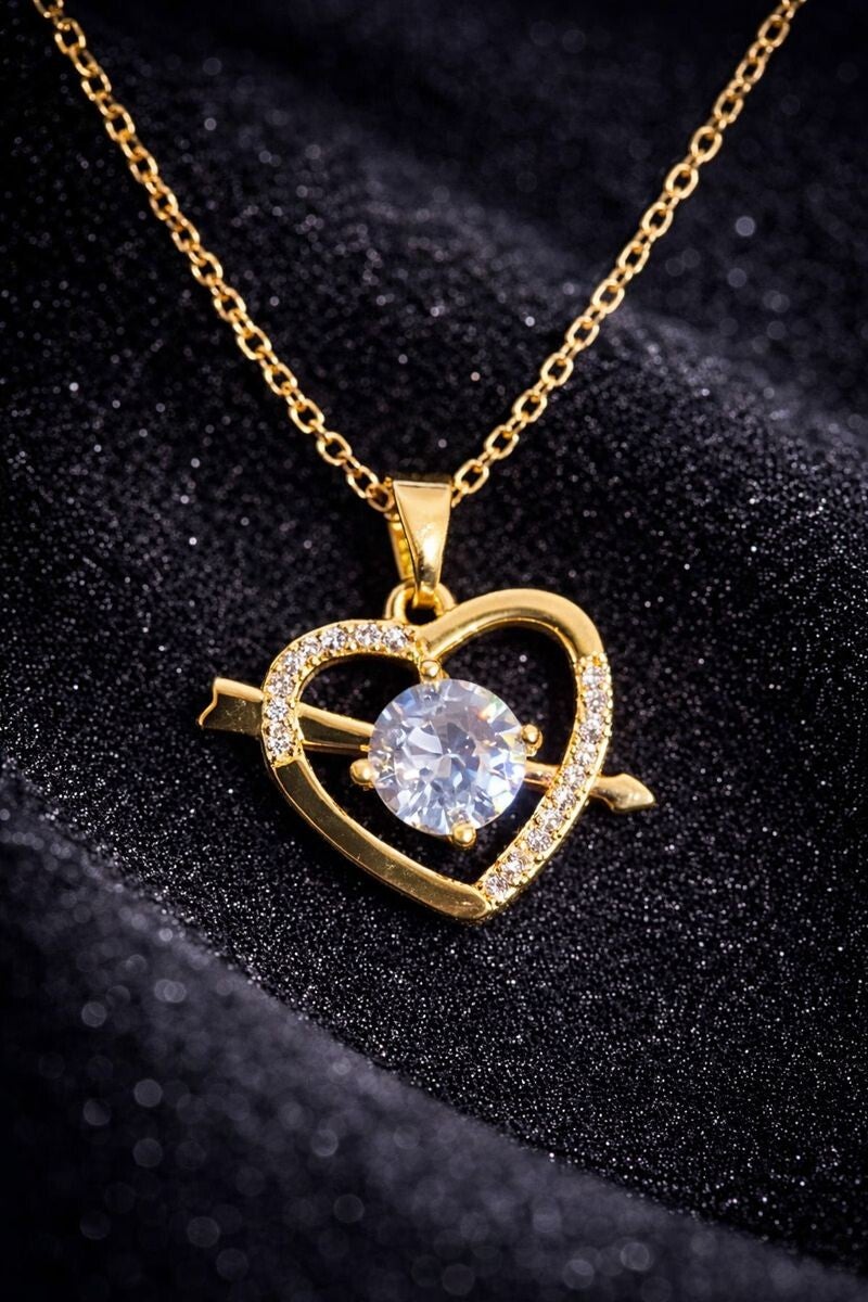 Collier Célestia – Cœur serti de pierre, acier doré – Élégance éternelle
