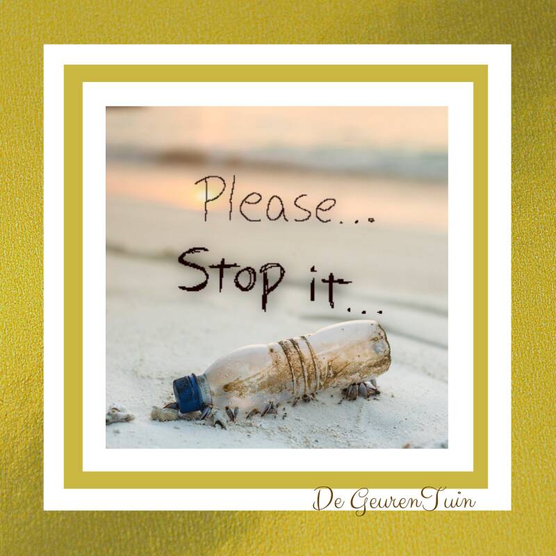 Strand vervuilt met een plastic fles