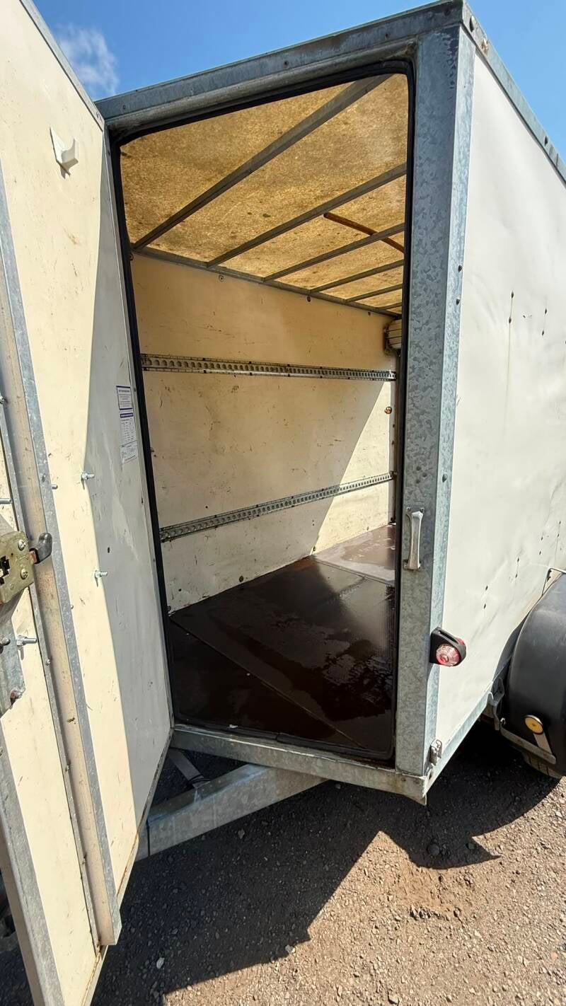 Side entrance box trailer