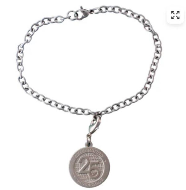 Bedelarmband met 25 jaar Geocaching nano bedel HQ