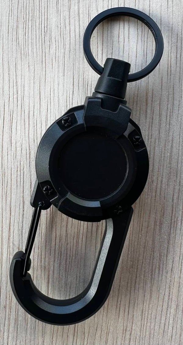Carabiner met terugverend koord
