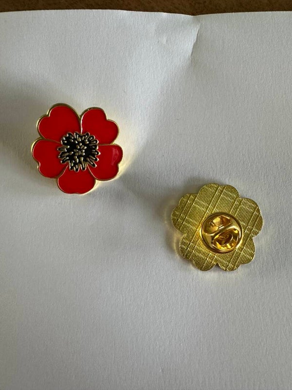 Red poppy pin