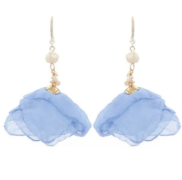 Oorbellen statement handgemaakt met stof, pareltjes en kristallen licht blauw