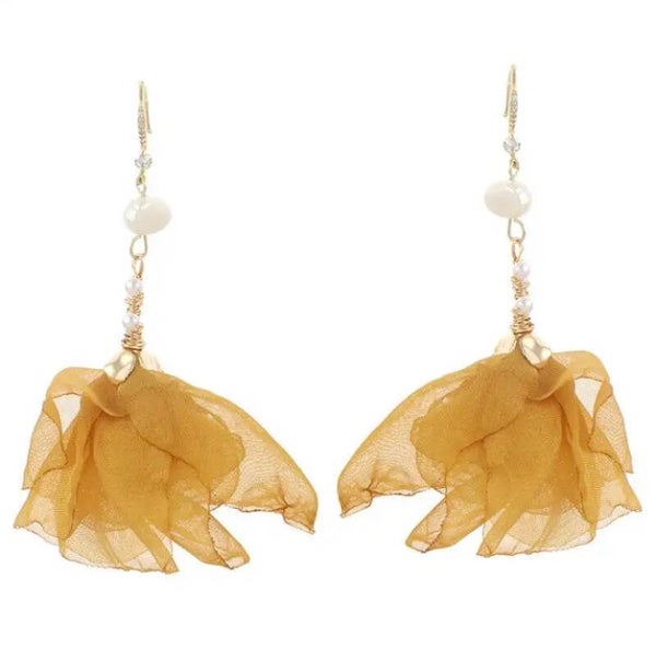 Oorbellen statement handgemaakt met stof, pareltjes en kristallen geel