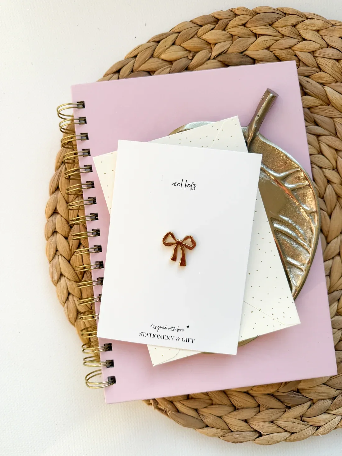 PIN | Veel liefs | Bow ( met kraft envelop! )