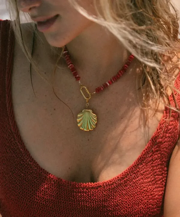 Le Veer - Golden Scallop charm