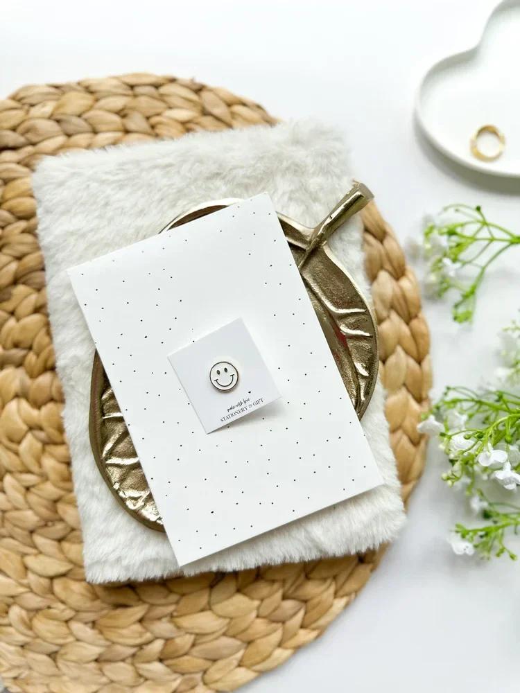 Stationery gift - Pin | Mini pin smiley van goud | Wit