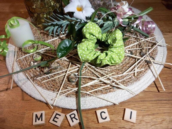 Chouchou vert vif et petits pois blanc