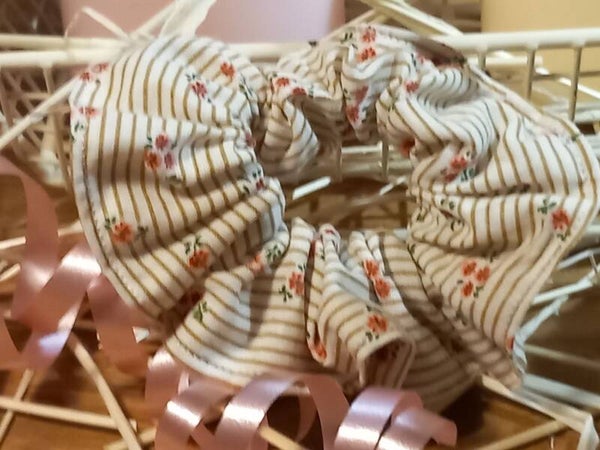 Chouchou romantique sur fond crème