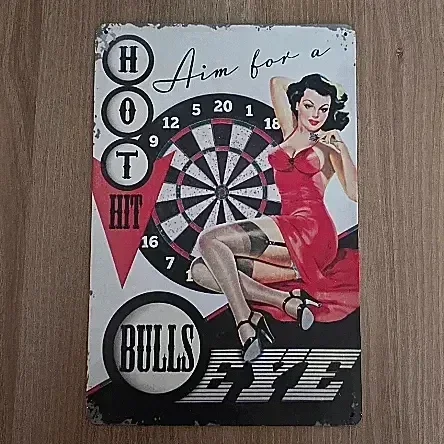 Vintage Metalen Wandbord Pin-up Darts - Aim for a Bulls Eye - 20x30 cm