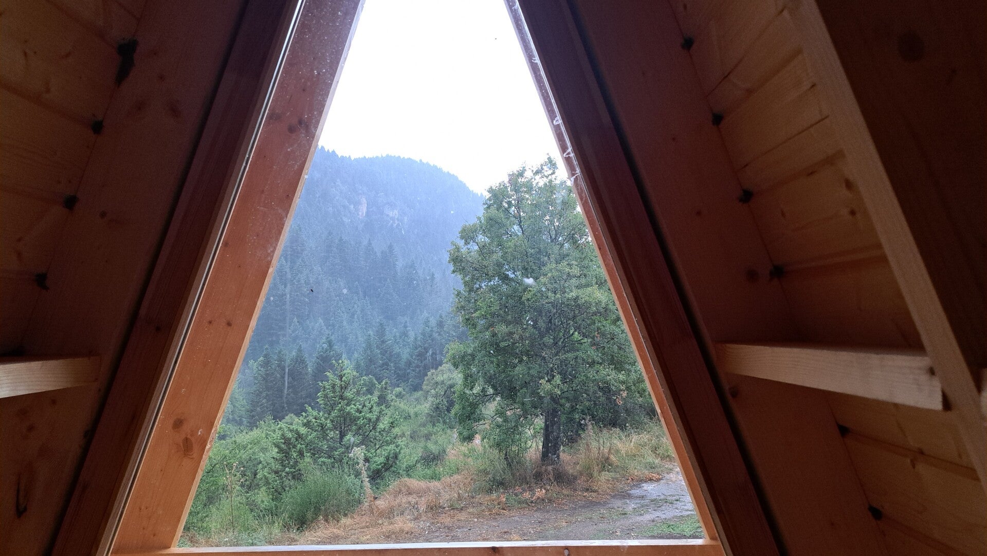 Ξύλινο σπίτι δίπλα στο ποτάμι | wood cabin by the river