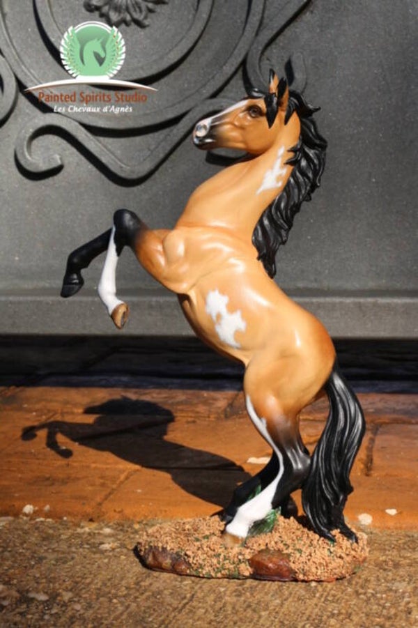 Pathfinder du Clos du Rohan - CM résine cheval cabré