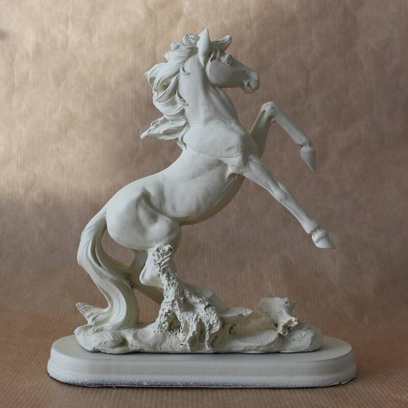 Petite résine de facture asiatique sur socle en bois