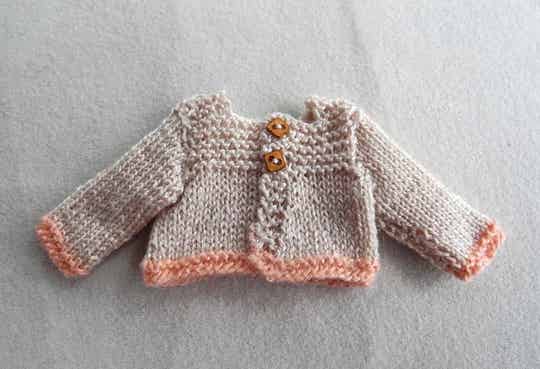 Ecru jasje met roze boorden - Ecrut cardigan with pink edgings
