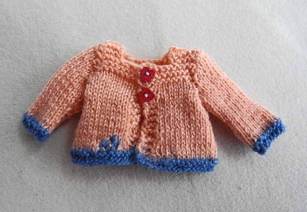 Roze jasje met blauwe boorden - Pink cardigan with blue edgings