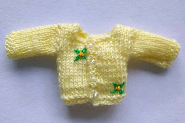 Geel babyvestje met gele bloemetjes- Yellow baby cardigan with yellow flowers