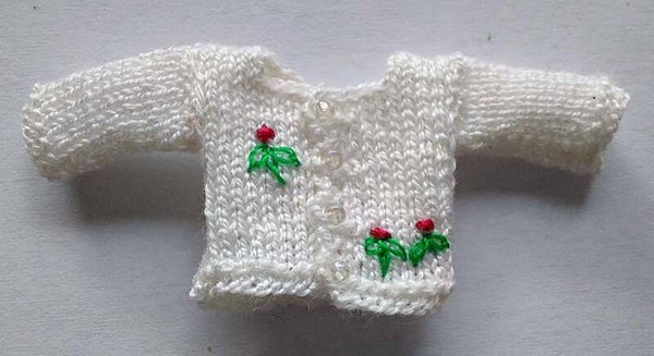 Wit babyvestje met donkerrode bloemetjes-White baby cardigan with dark red flowers