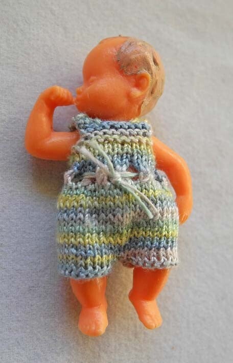 Plastic duimelotje, multi pastel pakje - Plastic doll thumb in mouth, multi pastel suit -