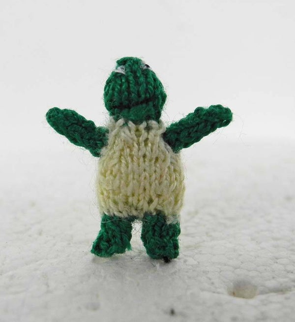 Lichtgele baby kikker - pale yellow baby frog