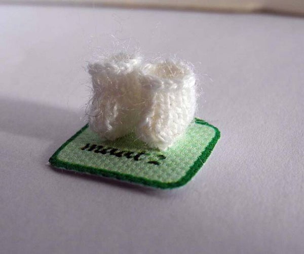 Witte wollen babyslofjes - White woolen baby shoes