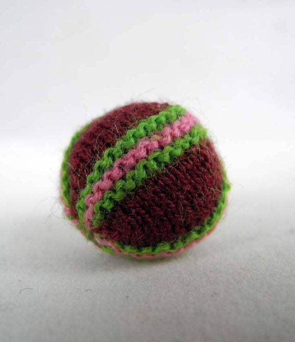 Gebreide bal, donkerrood gestreept - Knitted ball, dark red striped