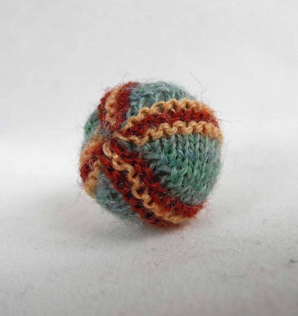 Gebreide bal, zeegroen gestreept - Knitted ball, seagreen striped