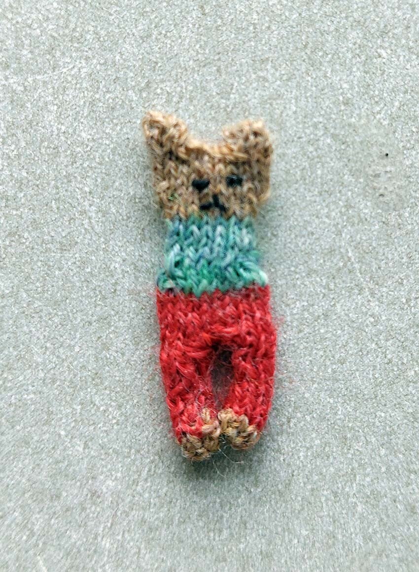 Nieuwe ecru beer met rode broek- New ecrut bear wit red trousers