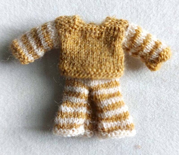 Beige-wit gestreept babypakje - Beige-white striped baby suit.