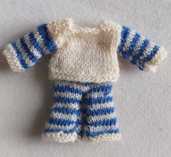 Blauw-wit gestreept babypakje - Blue-white striped baby suit