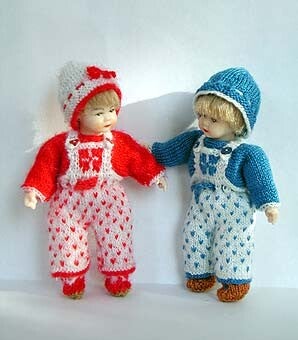 Peuter tuinbroek met trui, muts en sloffen - Toddlers overalls with jumper, hat and slippers