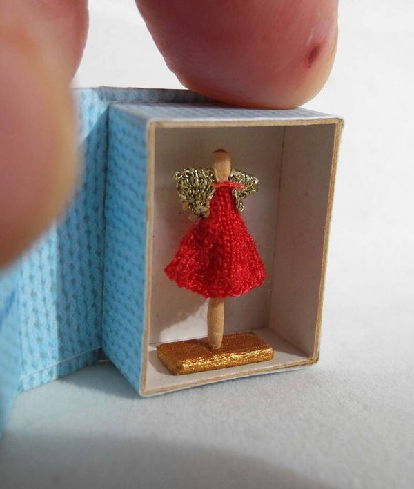 Microbreiwerk de rode baljurk - Microknitting the red ball gown
