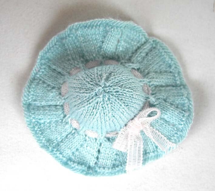 Lichtblauwe hoede met strik - Pale blue hat with bow