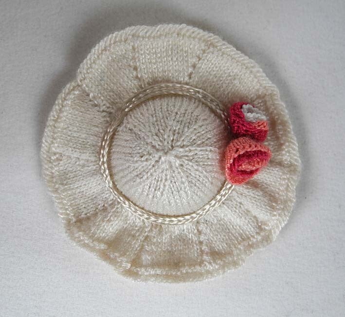 Ecru kleurige hoed met rozen - Ecrut coloured hat with roses