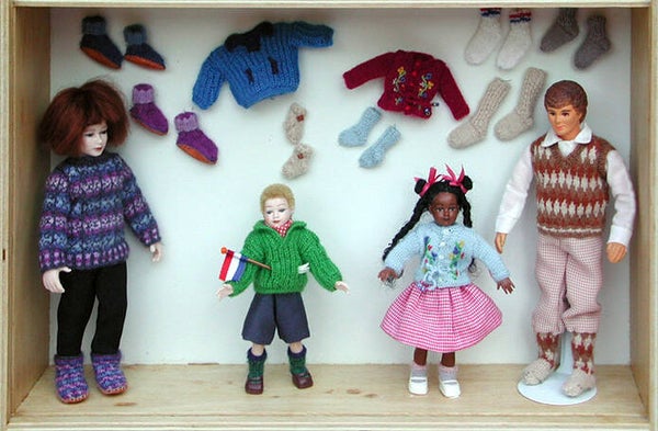Gebreide truien en kousen in miniatuur - Knitted sweaters and stockings in miniature