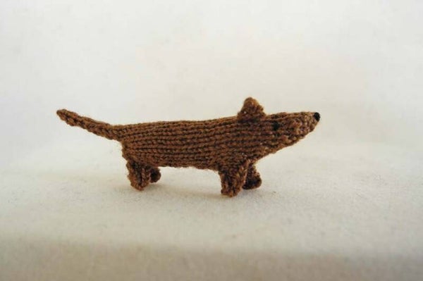 Donkerbruine gebreide teckel - Dark brown knitted dachshund