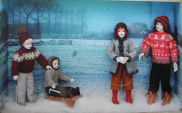 German- Gestrickte Pullover und Mütze in Miniatur