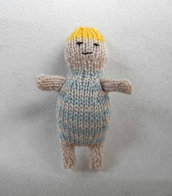 Pop met lichtblauwe strepen-Doll with pale blue stripes