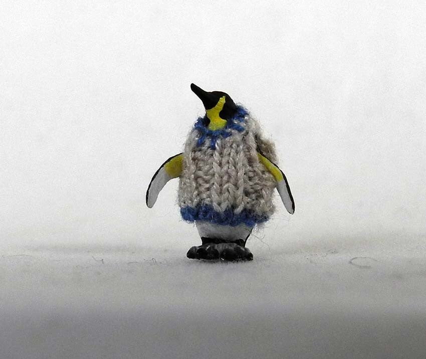 Pinguin met beige trui - Penguin with beige jumper  1/87