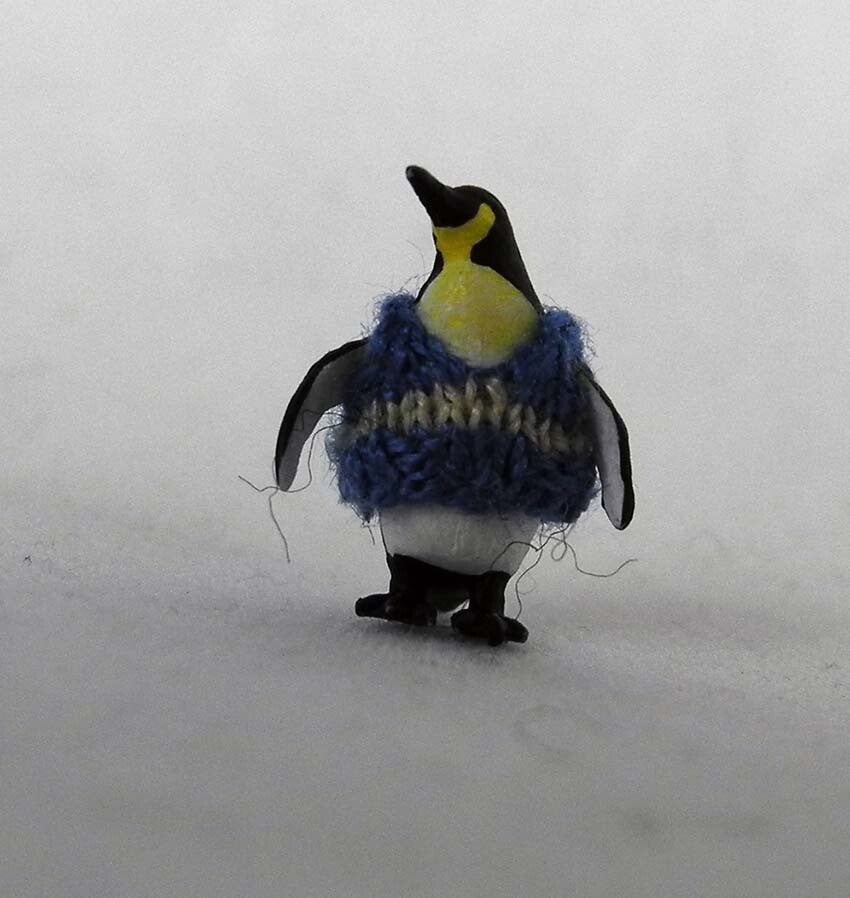 Pinguin met blauwe trui - Penguin with blue jumper  1/87