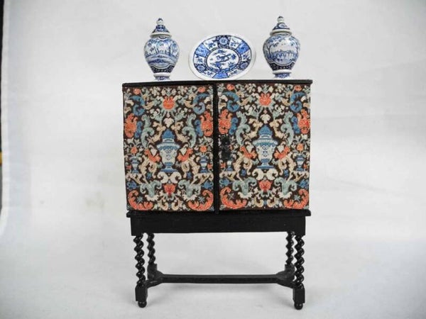 cabinet met geborduurde deuren - Cabinet with embroidred doors