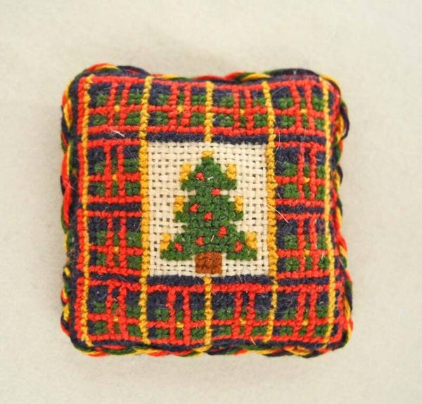 Geborduurd kussen kerstboom - Embroidered cushion Christmas tree.