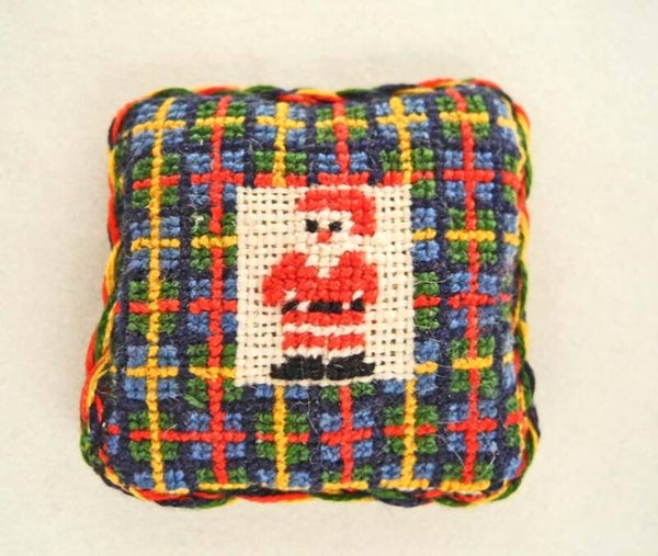 Geborduurd kussen kerstman - Embroidered cushion Santa