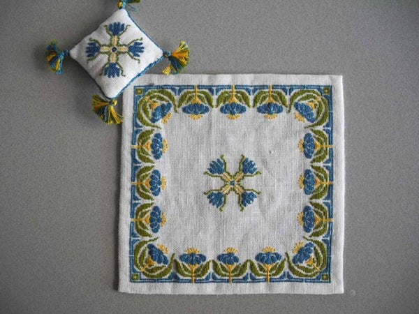 Jugendstil tafelkleed en kussen - Jugendstil table cloth and cushion