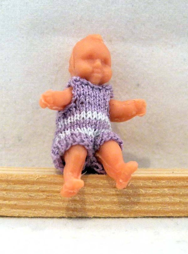 Plastic popje 2,4cm. lila pakje - Plastic doll, 2.4 cm, lilac suit