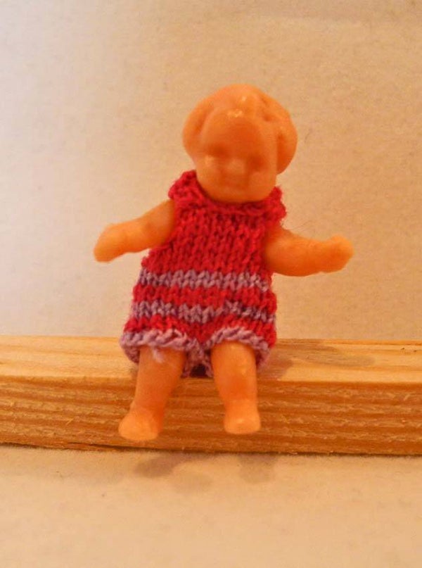 Plastic popje 2,4 cm cyclaam-lila pakje - Plastic doll 2.4 cm. cyclamen-lilac suit