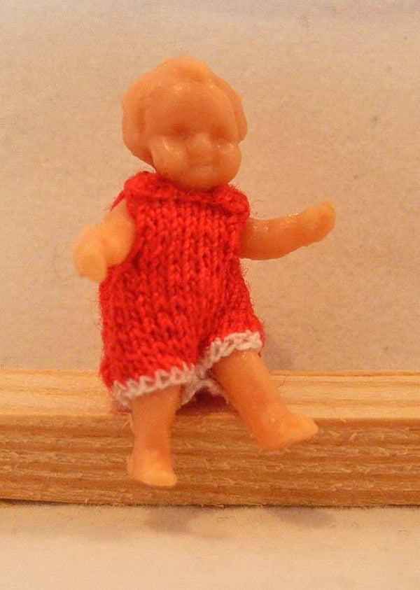 Plastic popje 2,4 cm rood pakje - Plastic doll 2.4 cm. red suit