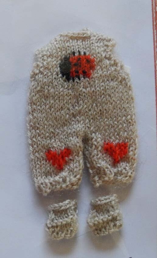 Beige babypakje met lieveheersbeestje - Beige babysuit with ladybug -