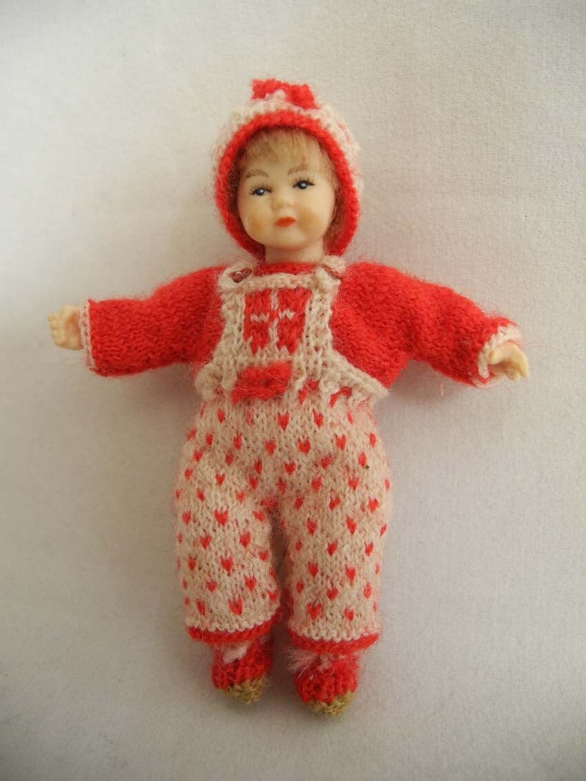 Kleuter met rode tuinbroek - Toddler with red dungarees