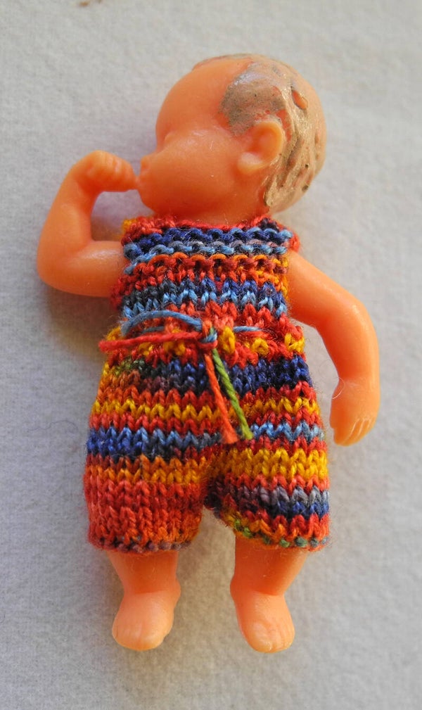 Plastic duimelotje, multi rood-blauw pakje - Plastic doll thumb in mouth, multi red-blue suit -